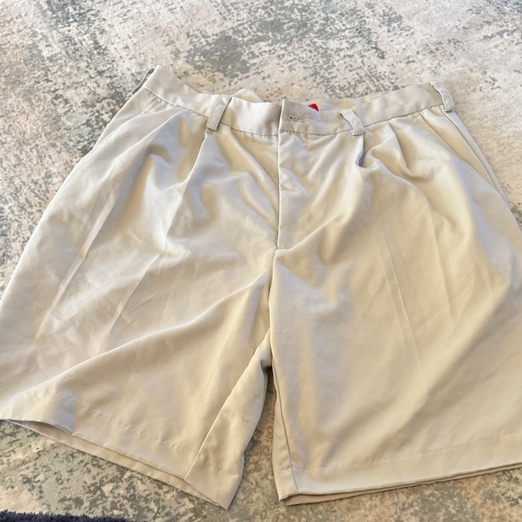 Izod Other - 😀 Izod Men's Cream Flat Front Shorts